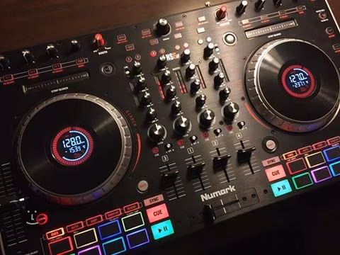 Numark NS6II - Kontroler DJ-ski