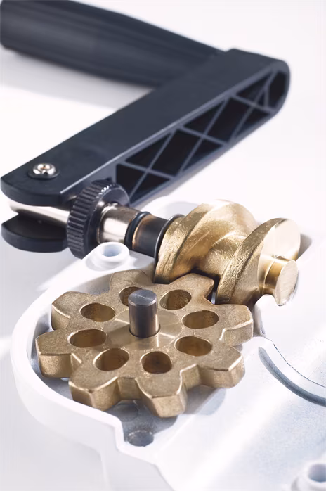 K&M 213 BK - Statyw do kolumny