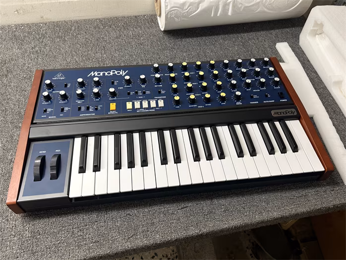Behringer MONOPOLY (używane) - Syntezator