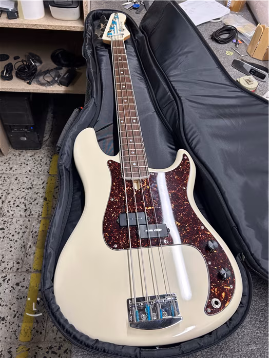 AV Basses AVP4 BassTheWorld WH (neambalat) - Chitară bass electrică