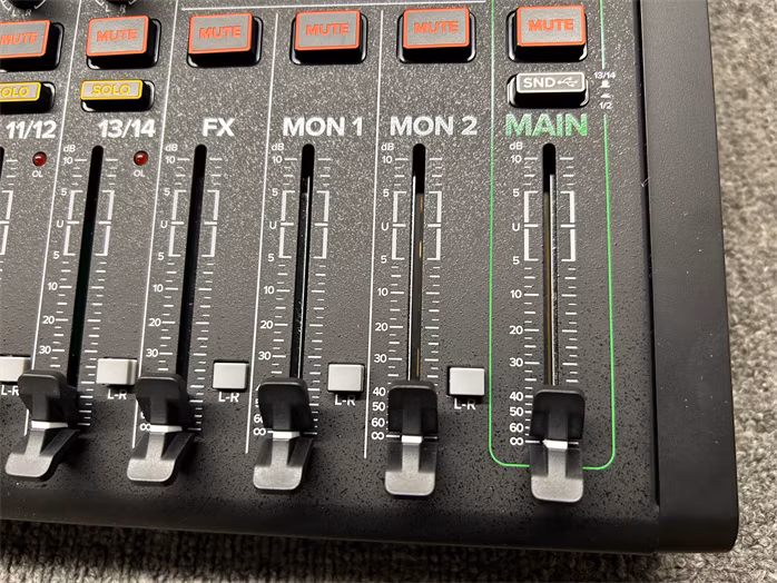 Mackie ONYX12 (poškodené) - Analógový mixážny pult