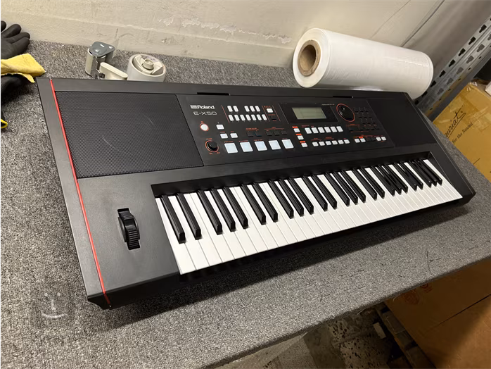 Roland E-X50 (použité) - Klávesy s dynamikou úderu