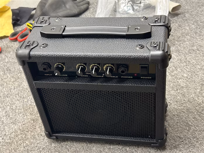 Kinsman BB10BS (poškodené) - Basgitarové tranzistorové kombo