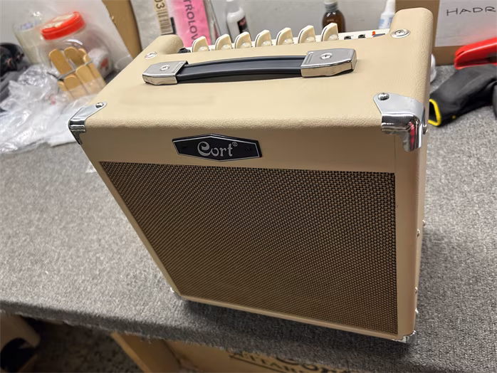 Cort CM 15R WTS (použité) - Gitarové tranzistorové kombo