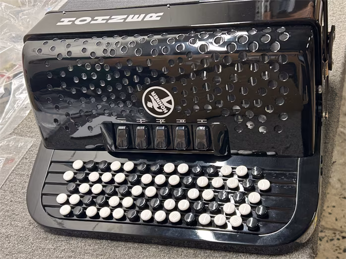 Hohner Nova III 96 black, B-stepped (použité) - Chromatický akordeón